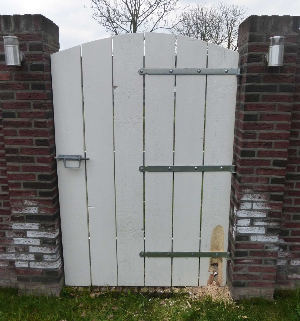 Hersteld en geschilderd tuinhek